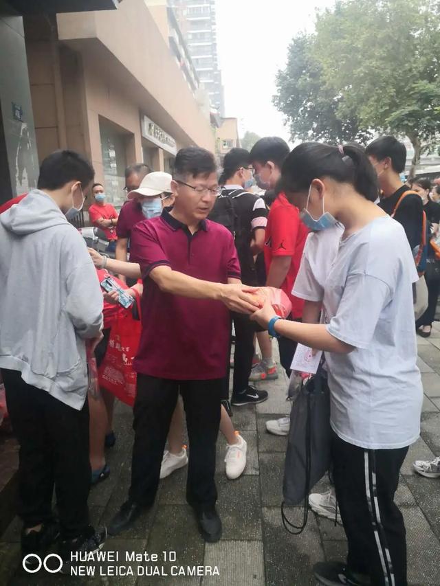 乘风破浪中考日，华一双师教育集团温暖送考