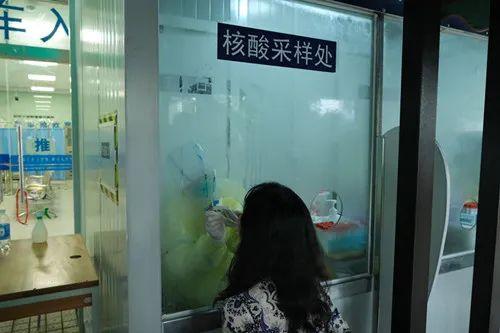 贴心！上海东方医院启用户外核酸采样工作柜，让采样工作安全舒适