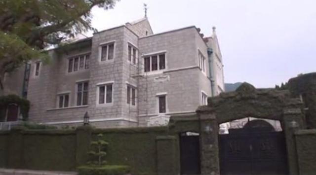 终于高调一回！郭晶晶霍启刚入住1.6亿别墅，搬