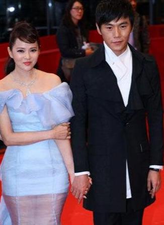 2015年，伊能静和小10岁秦昊结婚，公公婚礼上一