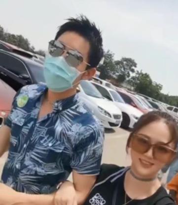 懒理粉丝催婚，陈乔恩晒与男性友人亲密挽手照被嘲，用一句话怒怼