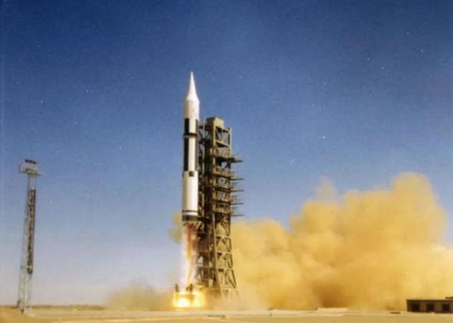 这才是中国真正的顶梁柱，首飞40年仍不落后，一旦发射就是灭国战