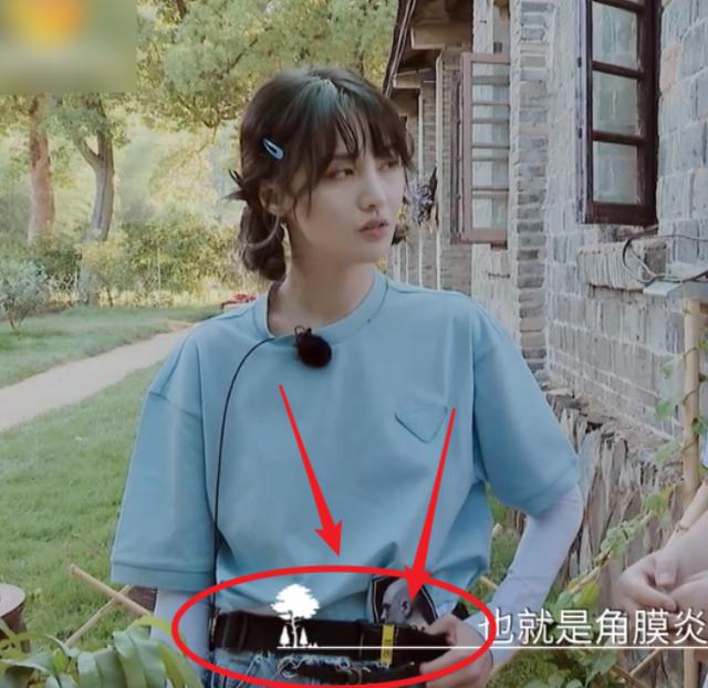 有种“时尚”叫郑爽的腰带，一条不够就用两条