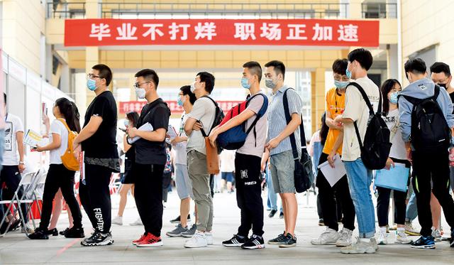 874万年轻人为工作发愁，“体制内”是救命稻草吗？
