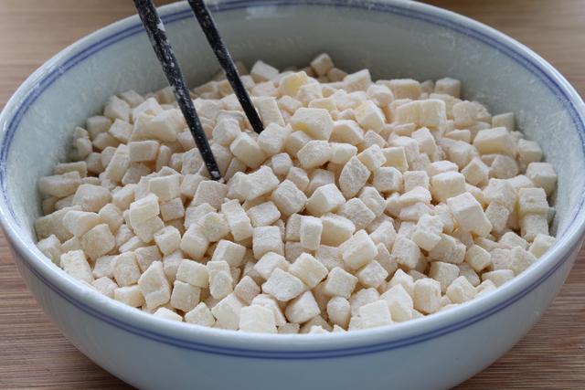 伏天土豆别炖了，学会新吃法，蒸一蒸当饭又当菜，太美味了
