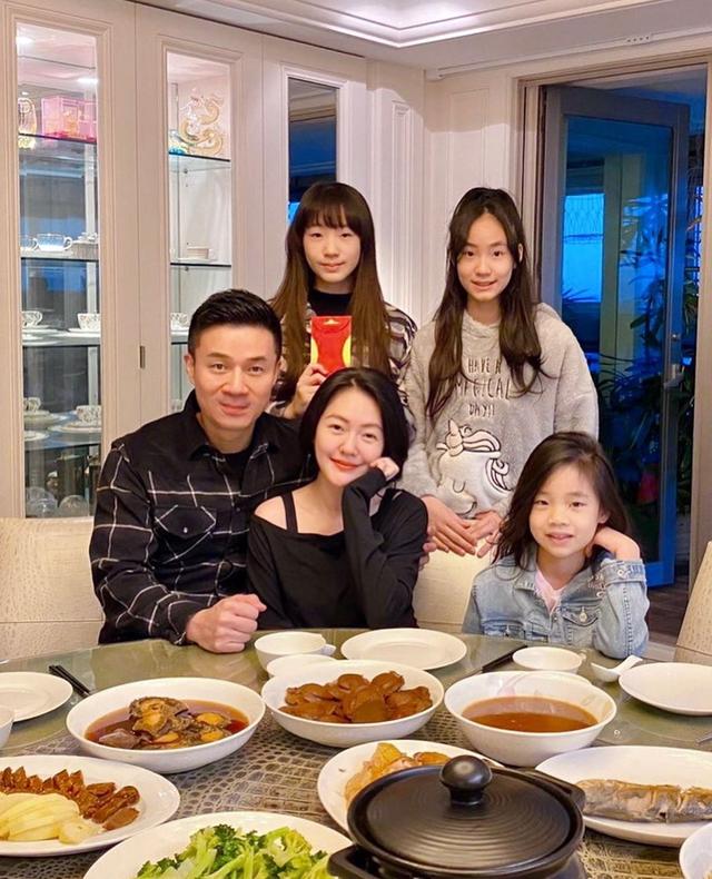 小s三个女儿一起拍广告同框比美，个个高冷自信，镜头感十足