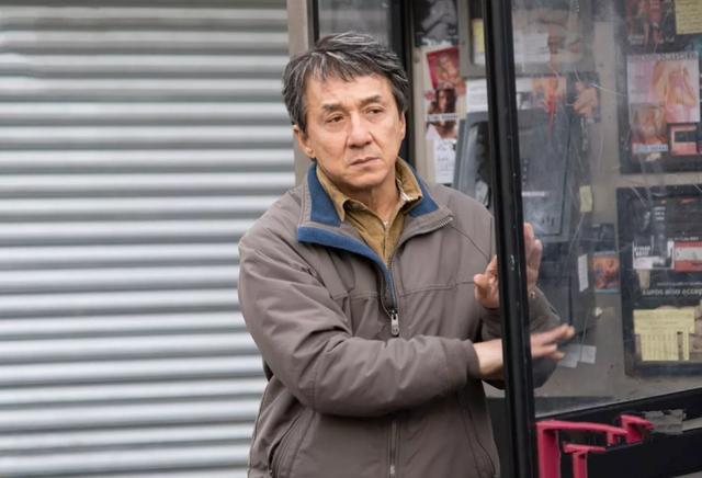 成龙的亲疏关系史：一个混迹街头的女儿，两个沿街乞讨的哥哥