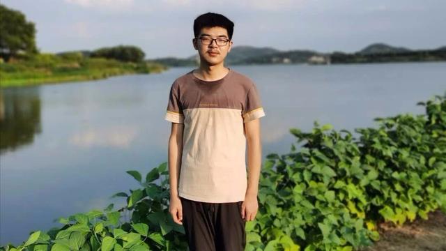 湖北武穴中学：放榜啦，文理科状元揭晓，看看是谁家的孩子？