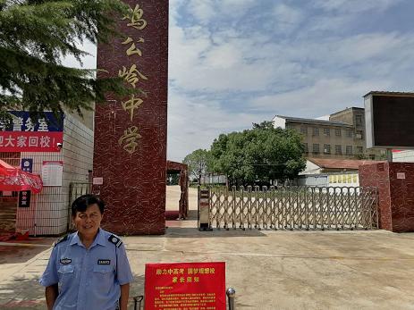湖北武穴：愛心企業(yè)家鄧必陽向雞公嶺中學(xué)捐價(jià)值7萬元空調(diào)助學(xué)