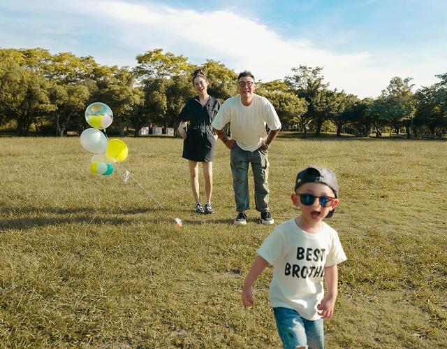 娱乐圈两位奶爸，同天官宣妻子怀二胎，父亲节