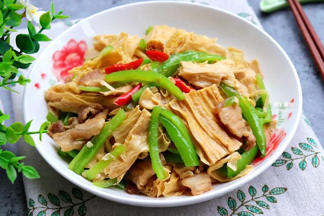 泡发腐竹放热水就毁了，教你正确做法，腐皮完整不软烂还滑嫩入味