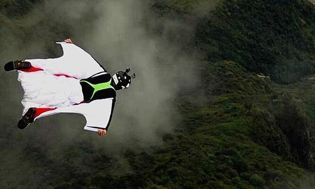 7分11秒视频直播摔亡，崖壁留20多米长血迹，项目创始人卡尔36年前也因失误遇难