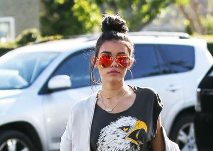 复古耳环 纵情摇摆霓虹中