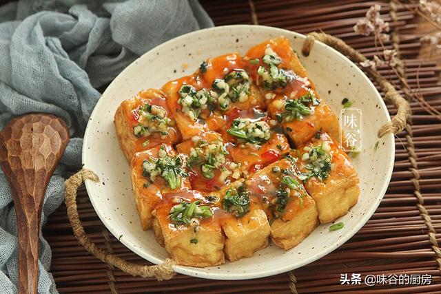 豆腐这做法老香了，外脆里嫩，蒜香浓郁，比肉都好吃，全家都爱