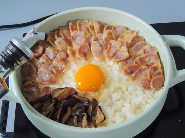 香肠煲仔饭很多人吃过不会做，教你简单做法，色泽金黄，香而不腻