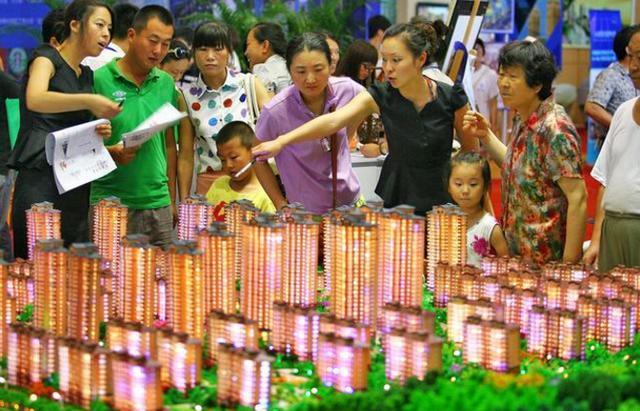 手里有25万元，是要存在银行理财还是买房？商界