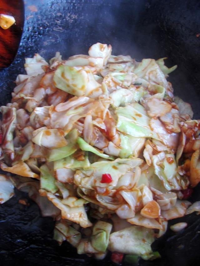 教你做“鱼香包菜”，比饭店的还好吃，配上大米饭大口吃，真香