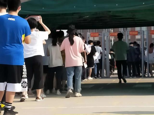 直擊2020年菏澤高考現場，最“緊張”的是他們