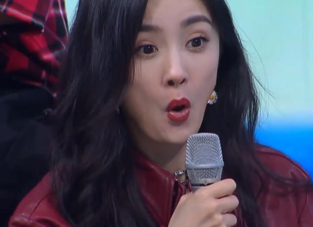 杨幂看表演太嗨，看到她一直拍谁的大腿，一点也不知道避嫌