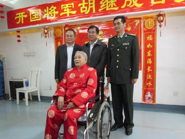 他把口粮让给战士吃，自己吃野菜得痢疾虚脱坠