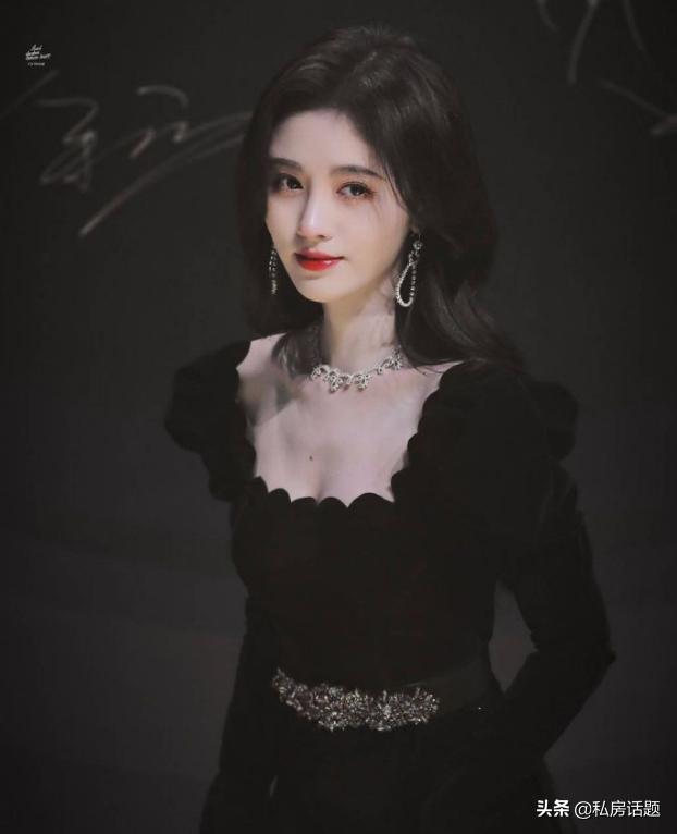 杨超越和鞠婧祎，一个初恋脸，一个高冷脸，你喜欢哪一个