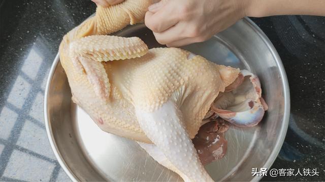 4斤鸡一抹二腌三入锅，教你客家盐水鸡，咸香独特，比盐焗鸡还香