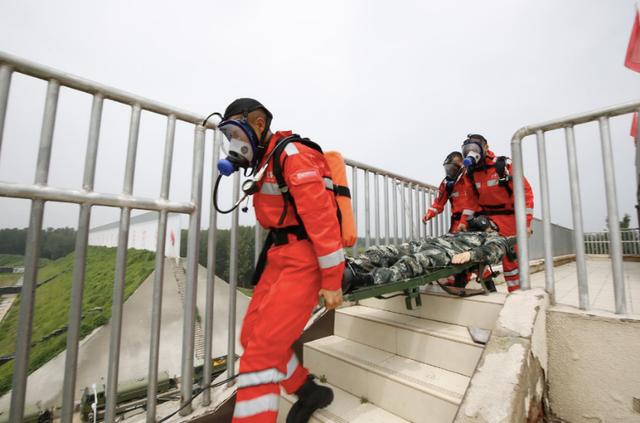 八一|武警官兵穿越废墟和地下管道 展开抢险救援演练