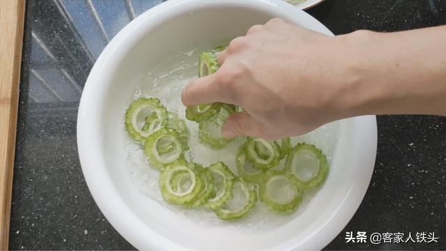 土豆加1根苦瓜这样做，出锅孩子吃不停嘴，口感好味又香，超解馋