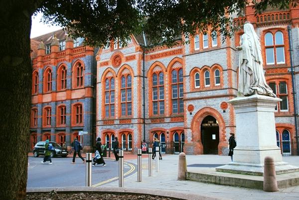 29所英国大学计划包机，直飞回国无需核酸检测！英国签证自动延期