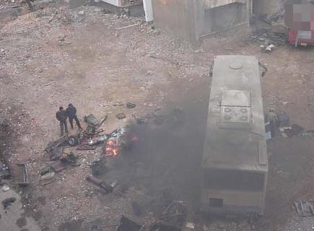 野外惊现豪车“坟厂”，奔驰路虎遍地都是，百万豪车说烧就烧