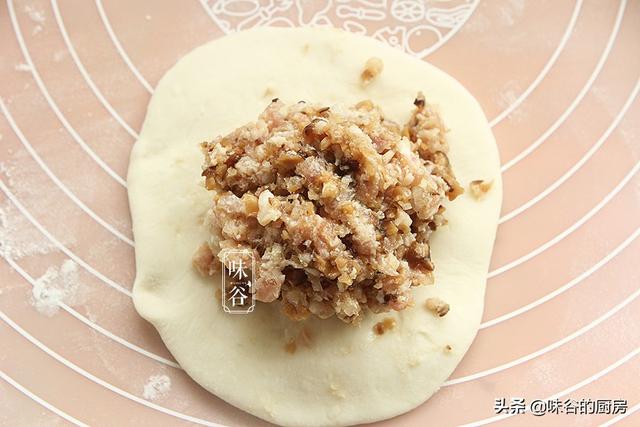 快立秋了，早餐饼这样做营养更足，皮薄馅多又美味，家人喜欢吃