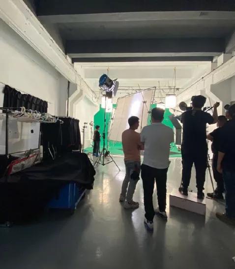 黄圣依带8个行李箱录《乘风破浪》，网友：富婆