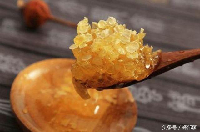 蜜蜂是如何将花蜜转变成蜂蜜的？这个过程很复杂