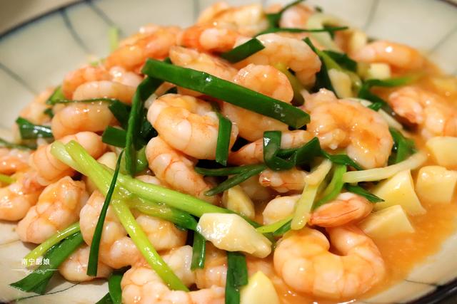 虾仁最经典的吃法，做法简单，鲜甜又脆口，整整一斤虾都不够我吃