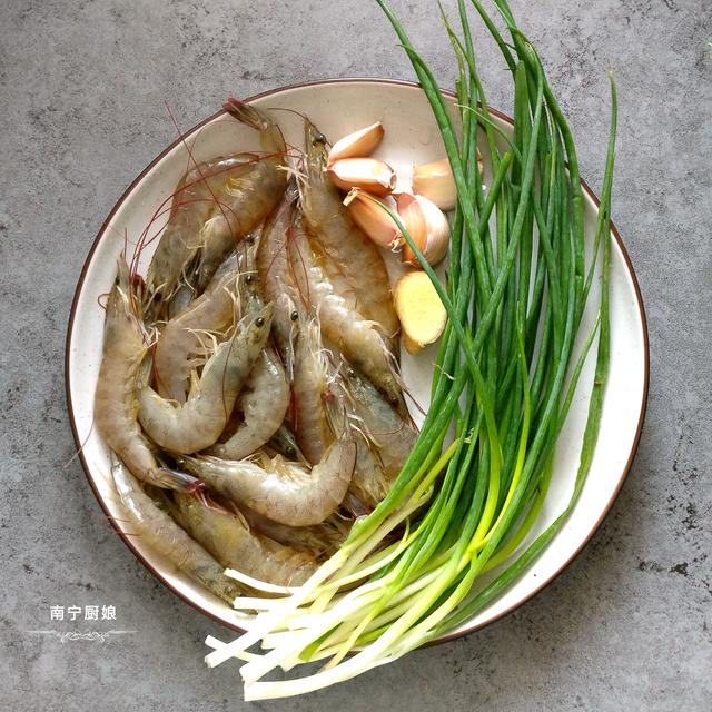 虾仁最经典的吃法，做法简单，鲜甜又脆口，整整一斤虾都不够我吃