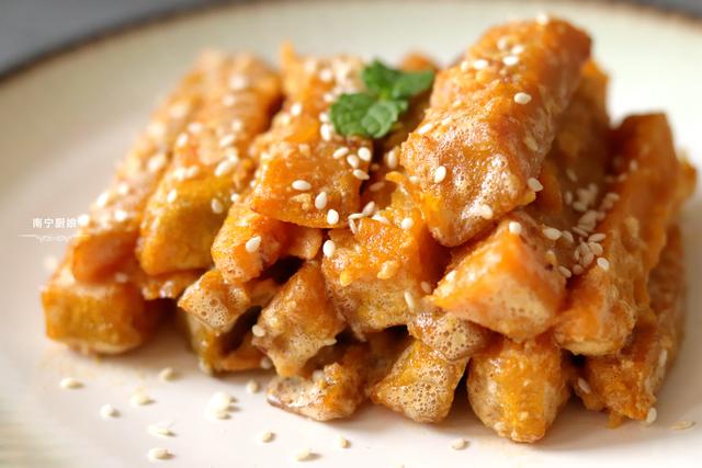 南瓜别再蒸着吃了，这样的做法外酥里嫩，唇齿留香，越吃越上瘾