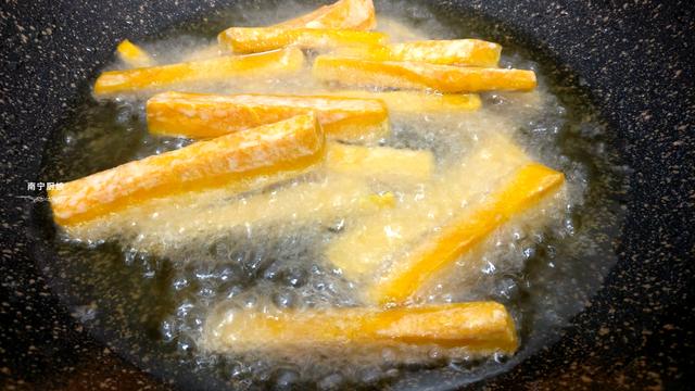 南瓜别再蒸着吃了，这样的做法外酥里嫩，唇齿留香，越吃越上瘾