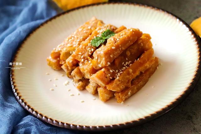 南瓜别再蒸着吃了，这样的做法外酥里嫩，唇齿留香，越吃越上瘾