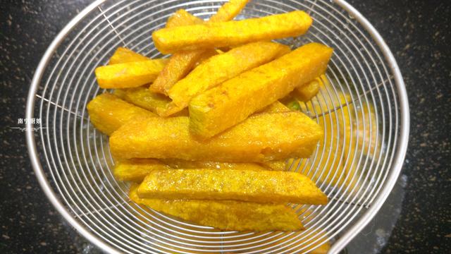 南瓜别再蒸着吃了，这样的做法外酥里嫩，唇齿留香，越吃越上瘾