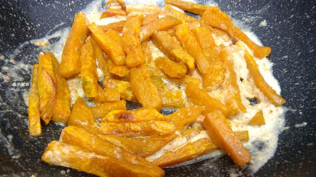 南瓜别再蒸着吃了，这样的做法外酥里嫩，唇齿留香，越吃越上瘾