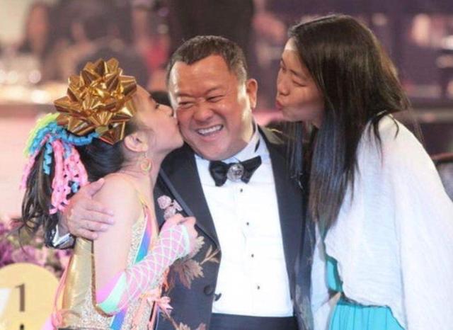 蓝洁瑛曾志伟早年罕见合照流出， 曾志伟大笑