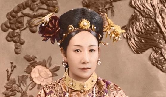 慈禧太后的一天，凌晨3点就起床，只因为李莲英已在外等候！