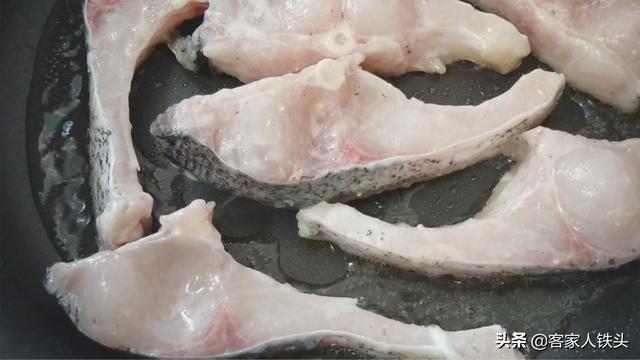 腐竹鱼腩煲：一锅夏季超下饭的美味，汁浓味香，米饭都要多煲一点