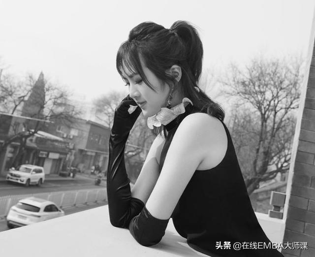 任正非75岁，小女儿姚安娜21岁，超美艳！网友：