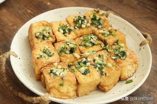 豆腐这做法老香了，外脆里嫩，蒜香浓郁，比肉都好吃，全家都爱
