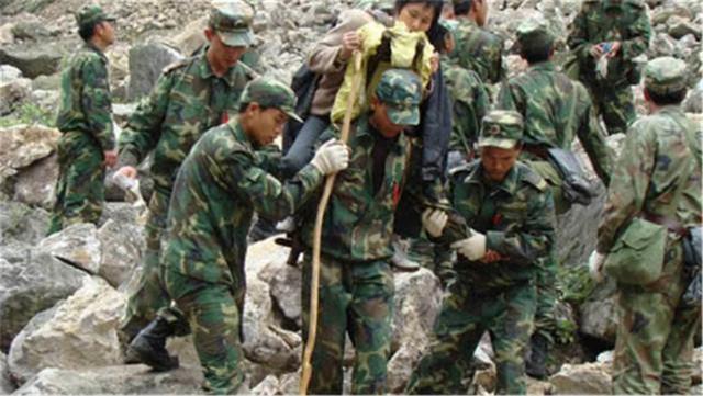 那个汶川地震背着儿子遗体，走25公里带儿回家的