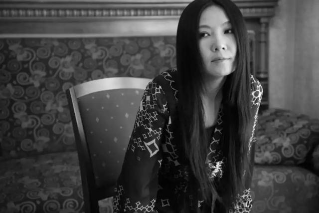 给那英、刘德华写歌，陪何炅走红毯，为什么她不红还招人爱？