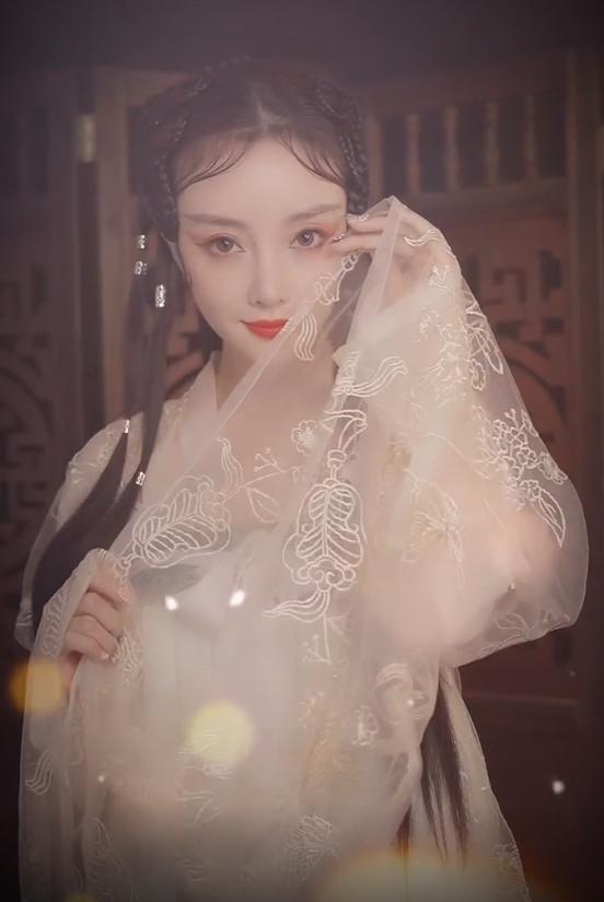 本以为李小璐穿短装最美，当她换上古装后，终于明白贾乃亮的眼光