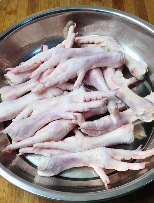 为什么你做的虎皮鸡爪不起虎皮，大厨教你这样做软烂脱骨