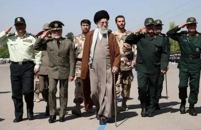 伊朗备战阿曼湾，2000枚导弹就位，舰队24小时待